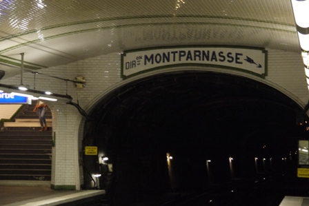 Direction sign at tunnel