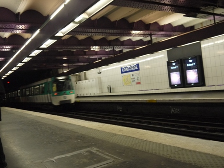 metro arriving on quay of line 8
