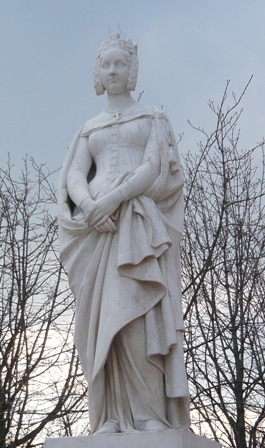 statue of Marguerite de Provence